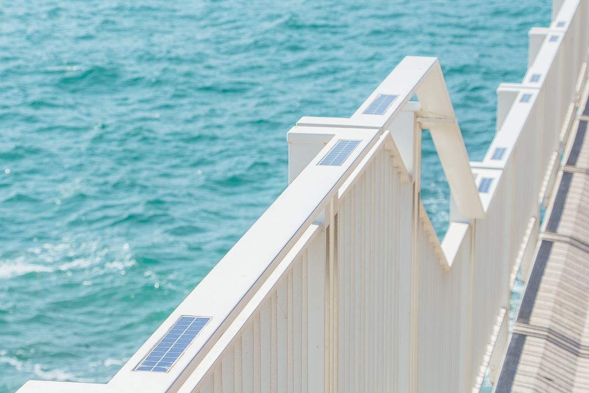 Balkon mit Solarmodulen eines Balkonkraftwerks