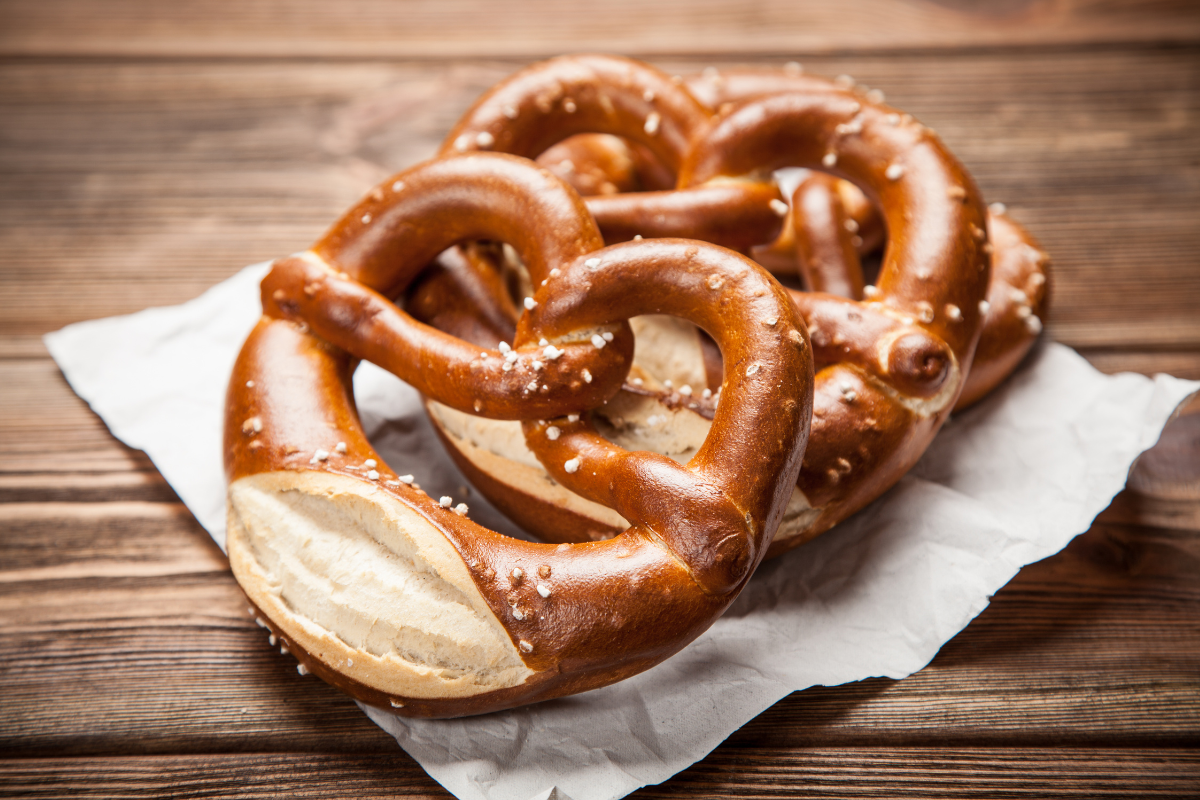 Die Kunst, deutsche Brezeln zu backen: Weich, salzig und köstlich