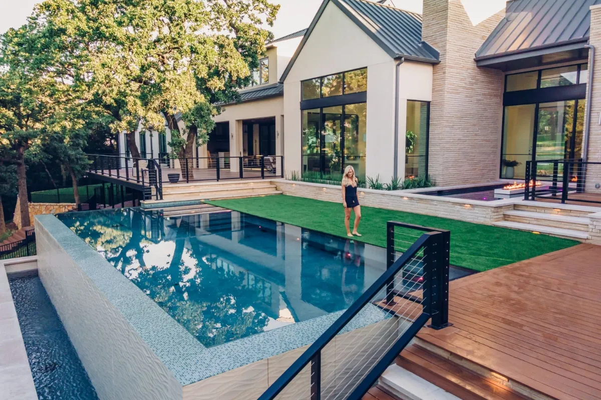 Outdoor Swimming Pools for Enjoyable Summer Days at Home